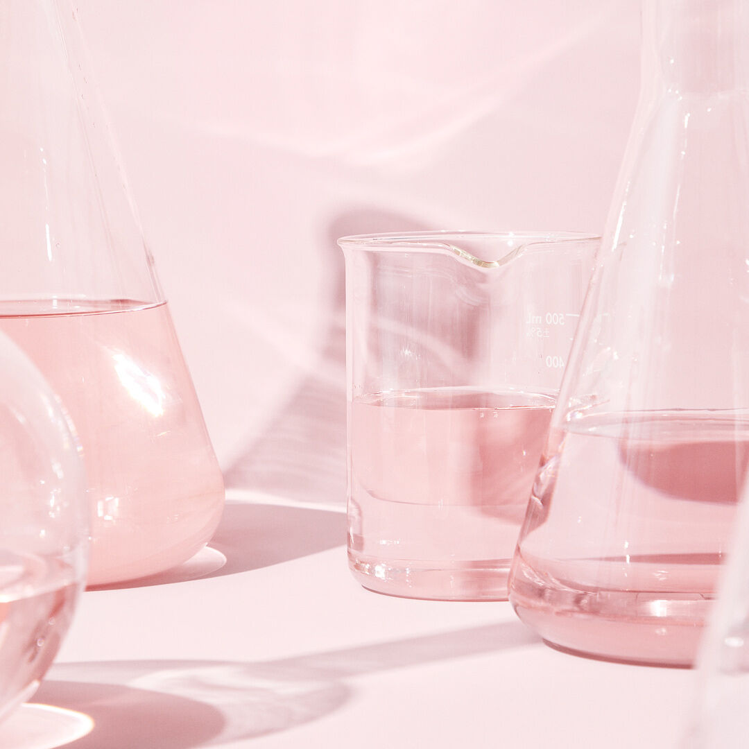 Tubos cient&iacute;ficos con fondo rosa.