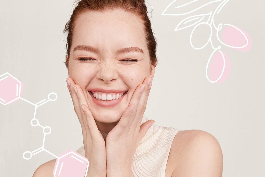 Mujer sonriendo con fondo de ingredientes
