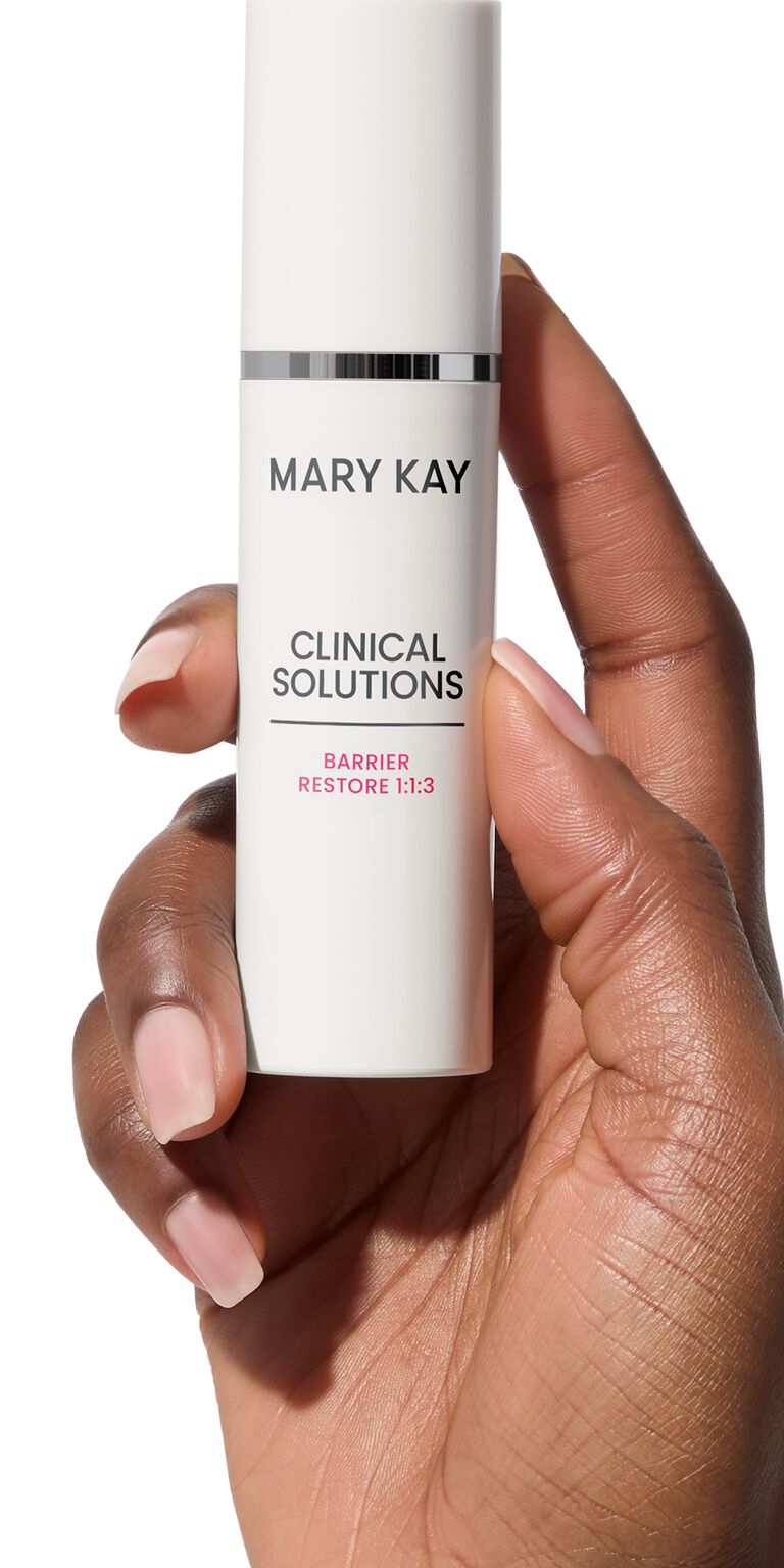 Mano sosteniendo el envase del Restaurador de la Barrera 1:1:3 Mary Kay Clinical Solutions.