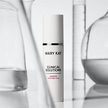 Envase del Restaurador de la Barrera 1:1:3 Mary Kay Clinical Solutions rodeado de vasos de laboratorio de vidrio.