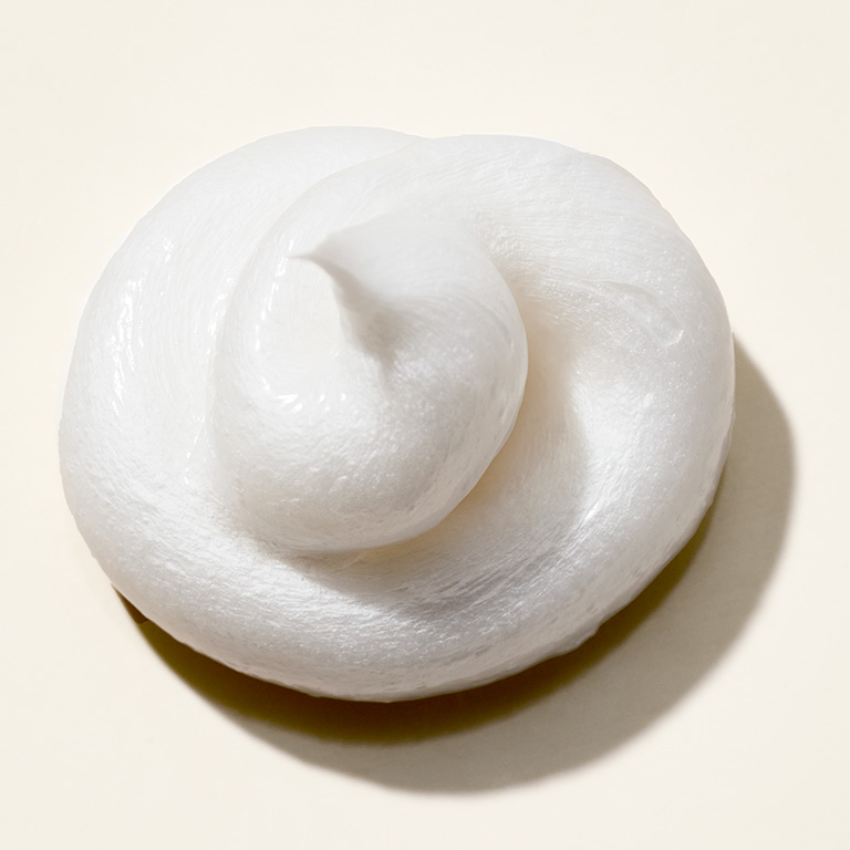 Una pulsaci&oacute;n de la Crema de Afeitar Hidratante MKMen&reg;
