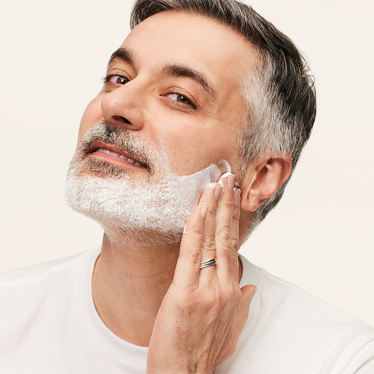 Hombre aplicando la Crema de Afeitar Hidratante MKMen&reg;