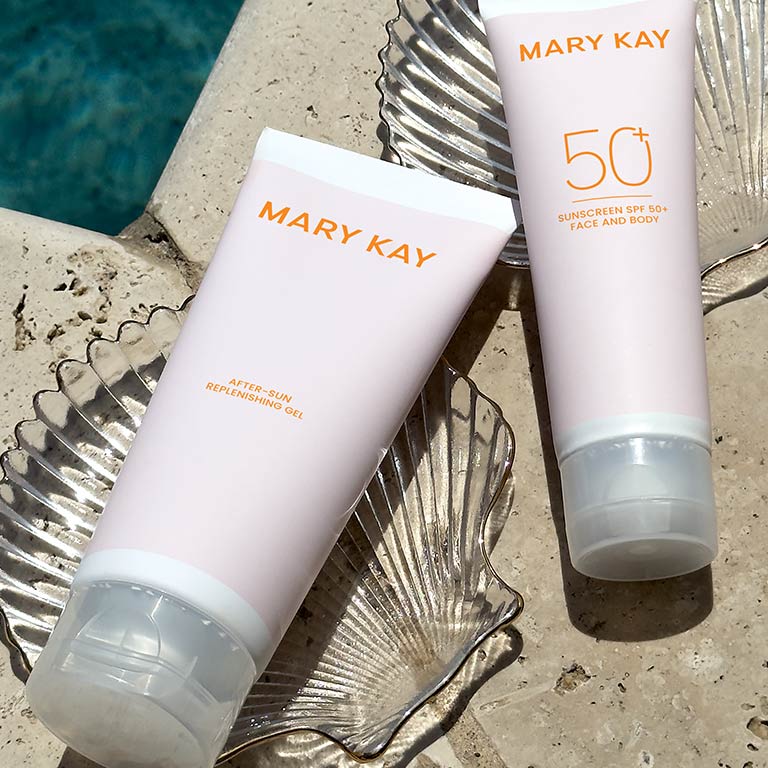 Gel Reparador para despu&eacute;s del Sol Mary Kay y Protector Solar Facial Mineral FPS 30 sobre conchas de mar cerca de una piscina.