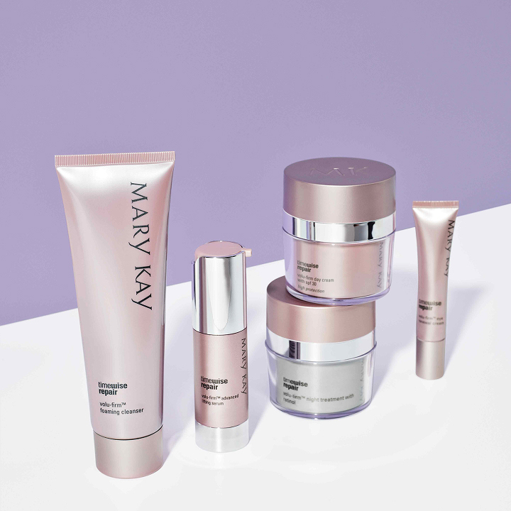 Set TimeWise Repair&reg; Avanzado de Mary Kay sobre una mesa blanca con fondo morado.