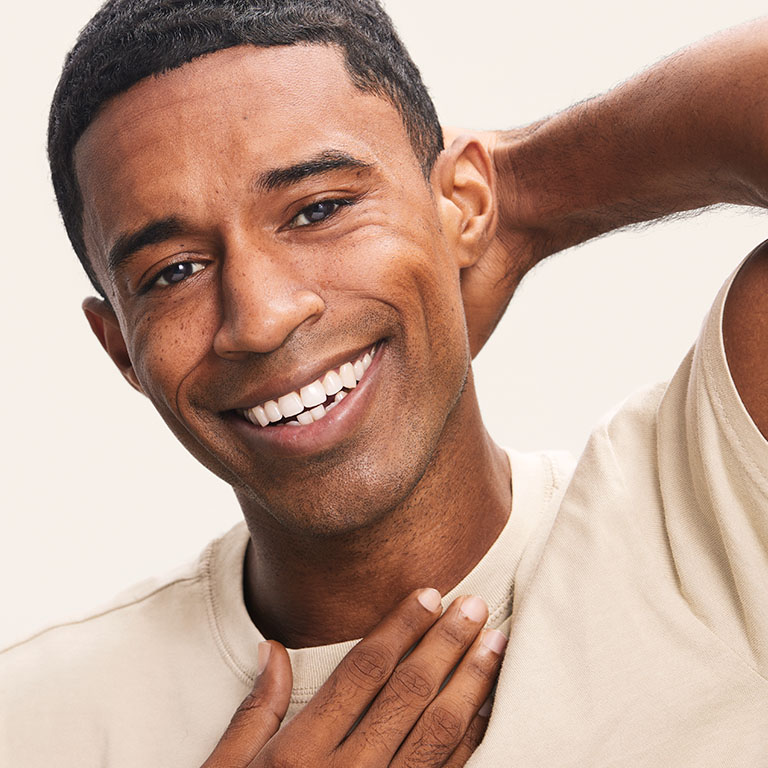 Hombre sonriendo a c&aacute;mara despu&eacute;s de un afeitado
