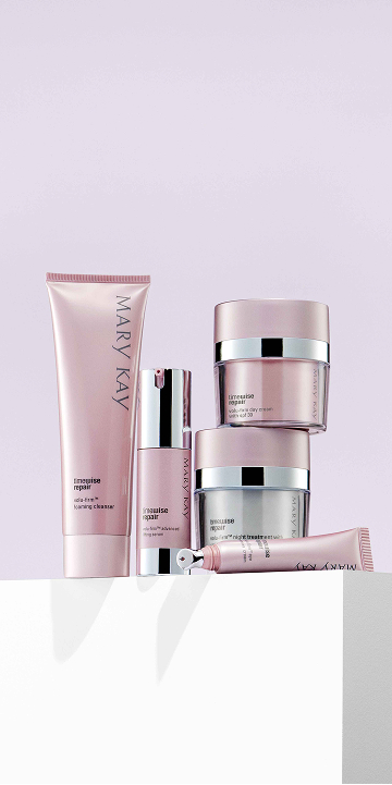 Set TimeWise Repair&reg; Avanzado de Mary Kay sobre un soporte con fondo morado.